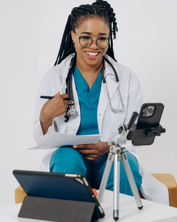 Mulher em consulta por vídeo com médico pelo celular